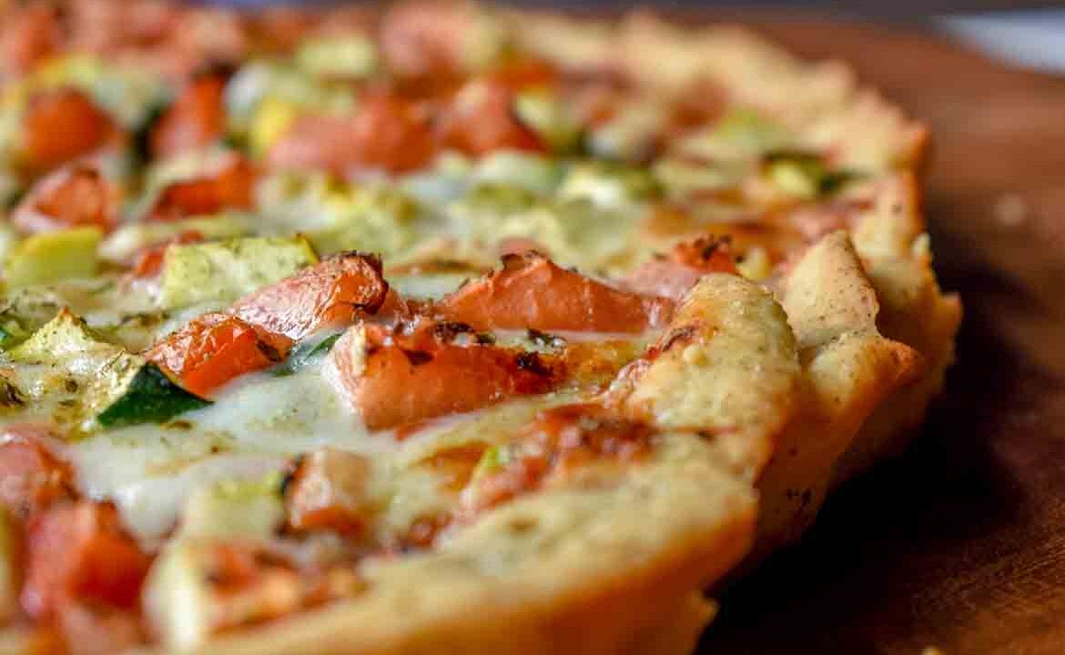 veggie pizza close up