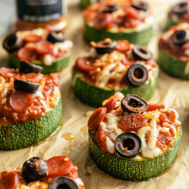 Zucchini bites with pizza toppings