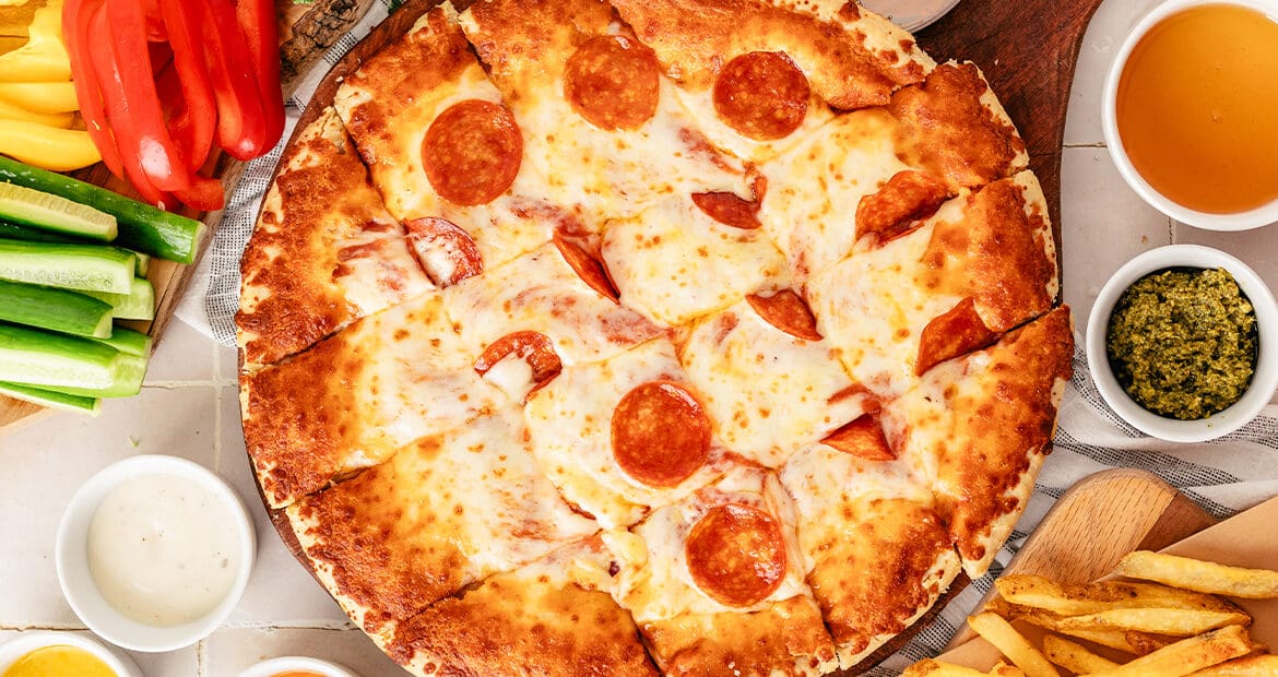PizzaBoardWithDippingSauces_MediaTextBlock-1170×620