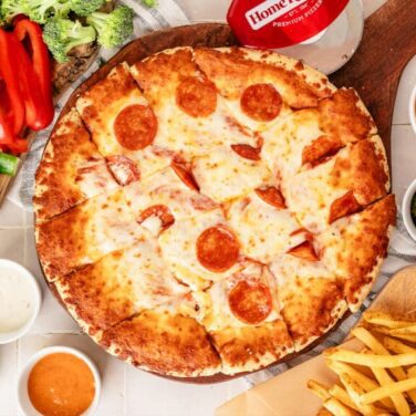PizzaBoardWithDippingSauces_MediaTextBlock-768×576
